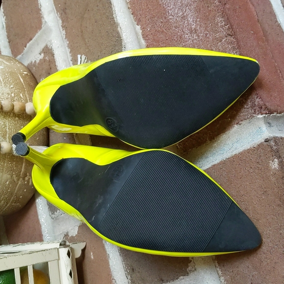 Mossimo Highlighter Yellow Pumps - Picture 5 of 6